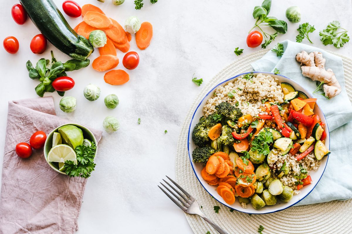 A balanced bowl of quinoa and colorful vegetables, a diabetes-friendly meal